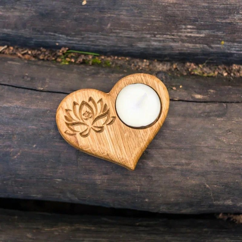 Heart shaped single candle holder / Tea light holder wooden candle holder - เทียน/เชิงเทียน - ไม้ สีนำ้ตาล