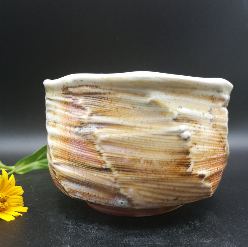 hand-thrown/wood-fired/teabowl/natural ash glaze/flame marks/ideal gift/keepsake - ถ้วย - ดินเผา สีทอง