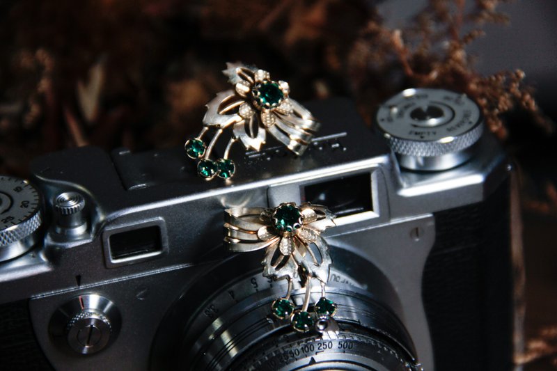 【老飾品/西洋老件】VINTAGE銀色鏤空雕花旋轉夾式古著耳環 - 耳環/耳夾/耳骨夾 - 其他金屬 金色