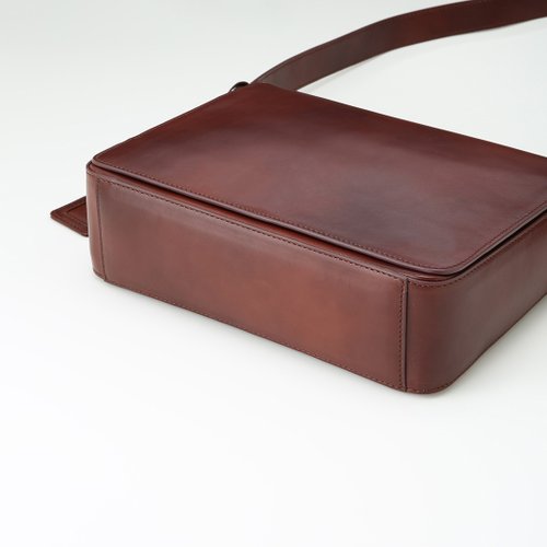 マザーハウス　アンティーク B5 ショルダー　ダークブラウン Antique B5 Shoulder／アンティーク B5 ショルダー – マザー