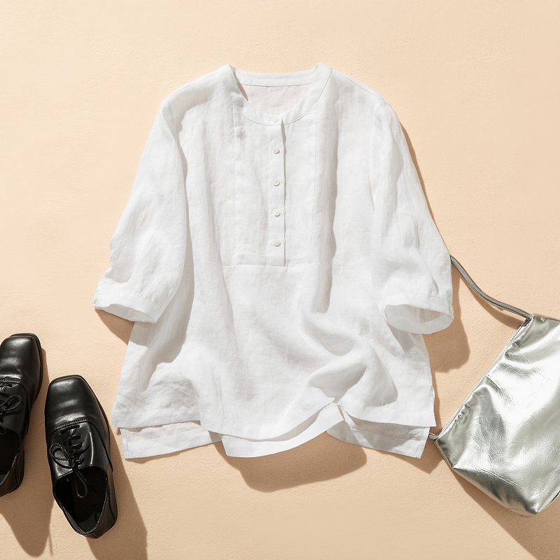 A white linen 3/4 sleeve Linen that can be worn both elegantly and casually 240511-1 - เสื้อเชิ้ตผู้หญิง - ผ้าฝ้าย/ผ้าลินิน ขาว