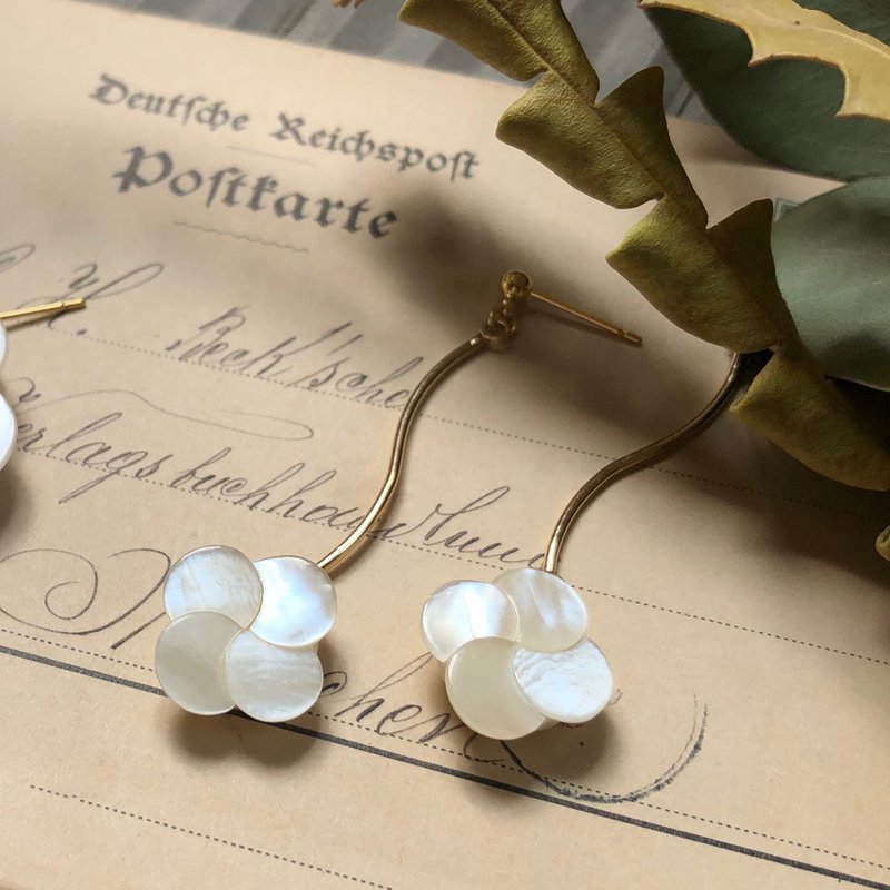 【Gift】Japanese handmade shells / dangling Xinyi flower earrings (S) - Earrings & Clip-ons - Shell White