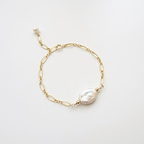 Joyce Wu Handmade Jewelry 巴洛克淡水珍珠 14K GF 包金手鍊 | 扁橢圓鈕扣形 | 復古唐頓