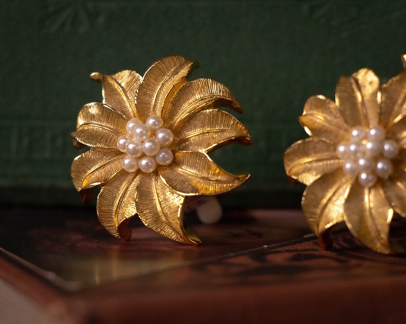American Antique Gold Large Flower Pearl Flower Center Gold Plated Clip-On Clip On Earrings - ต่างหู - โลหะ สีทอง