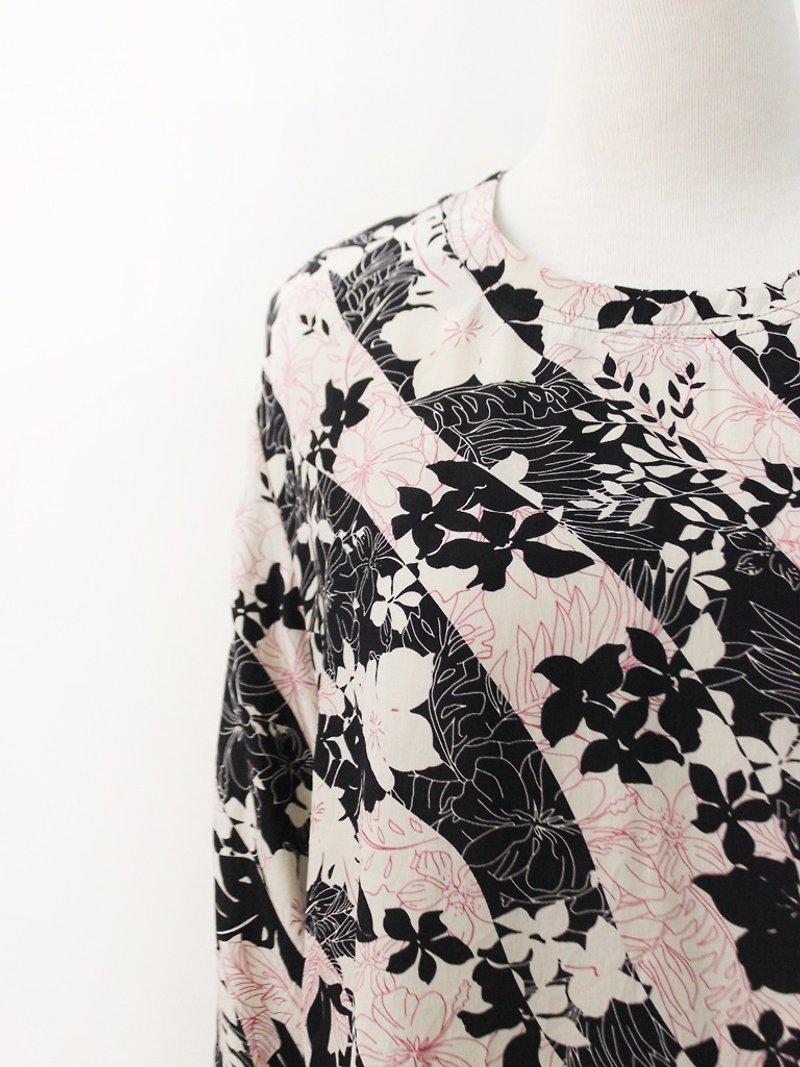 Vintage Gray Black Stripe Flowers Cropped Sleeve Vintage Shirt Vintage Blouse - เสื้อเชิ้ตผู้หญิง - ผ้าไหม สีดำ