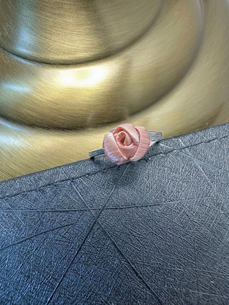 【Re-Re】 Silk Flora - Stellar Serious Tiny Rose Streamline Ring - แหวนทั่วไป - ผ้าไหม สึชมพู