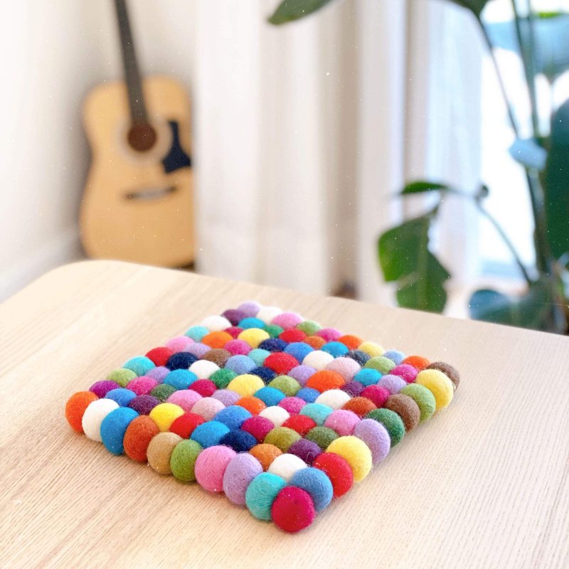 Square insulation pad square rainbow ball wool felt insulation pad handmade insulation pad - ผ้ารองโต๊ะ/ของตกแต่ง - ขนแกะ 