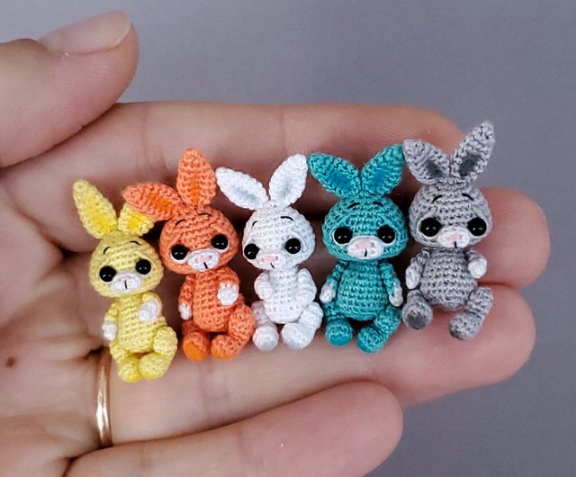 マイクロバニー。ドールハウスのミニチュアラパンです。小さなウサギ