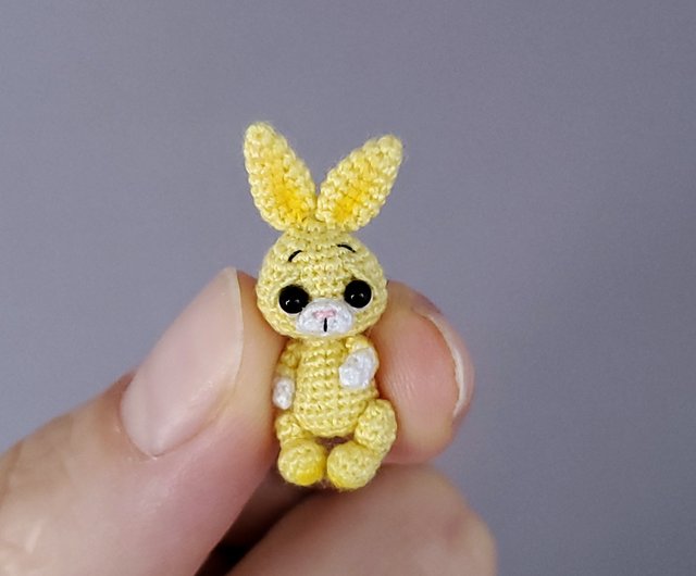 マイクロバニー。ドールハウスのミニチュアラパンです。小さなウサギ