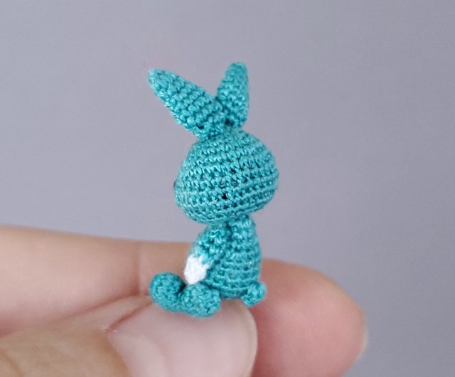 マイクロバニー。ドールハウスのミニチュアラパンです。小さなウサギ