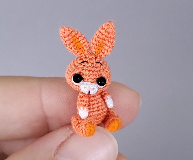 マイクロバニー。ドールハウスのミニチュアラパンです。小さなウサギ