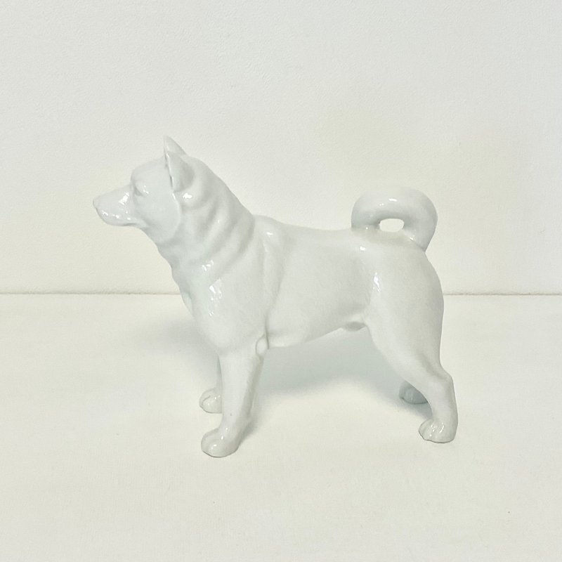 白磁の秋田犬のフィギュリン - 人形・フィギュア - 磁器 ホワイト