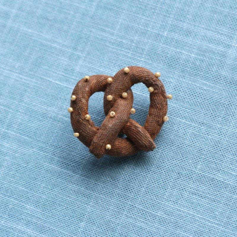 Handmade fabric three-dimensional brooch/pearl sugar twist bread - Brooches - Thread Brown