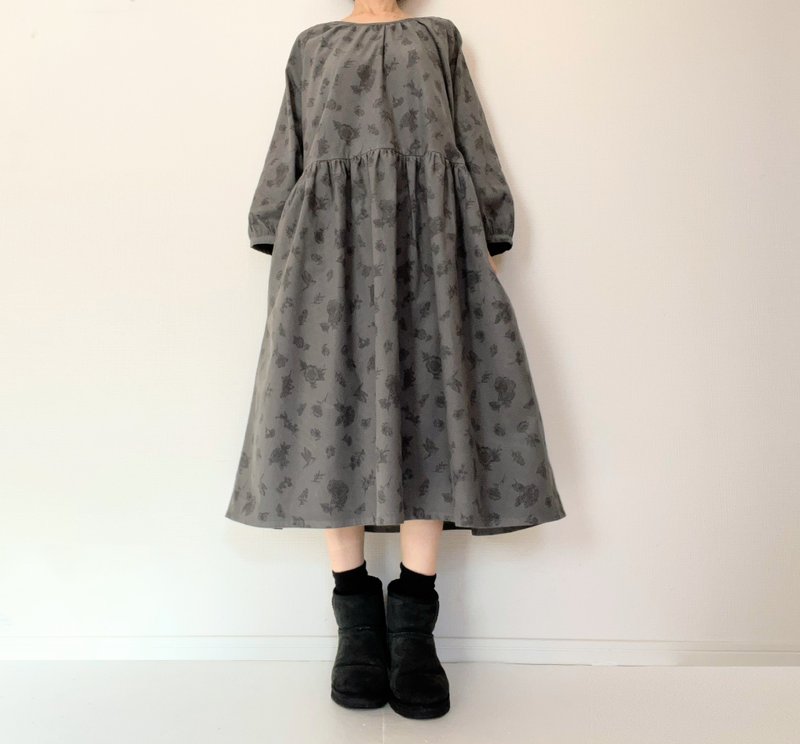 經典的鳥類和花卉圖案　長袖洋裝 附口袋 燈心絨　保暖棉質 暖灰 - 連身裙 - 棉．麻 黑色