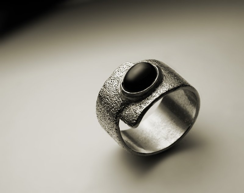 Wide-hand texture black star Stone ring - แหวนทั่วไป - โลหะ สีเงิน