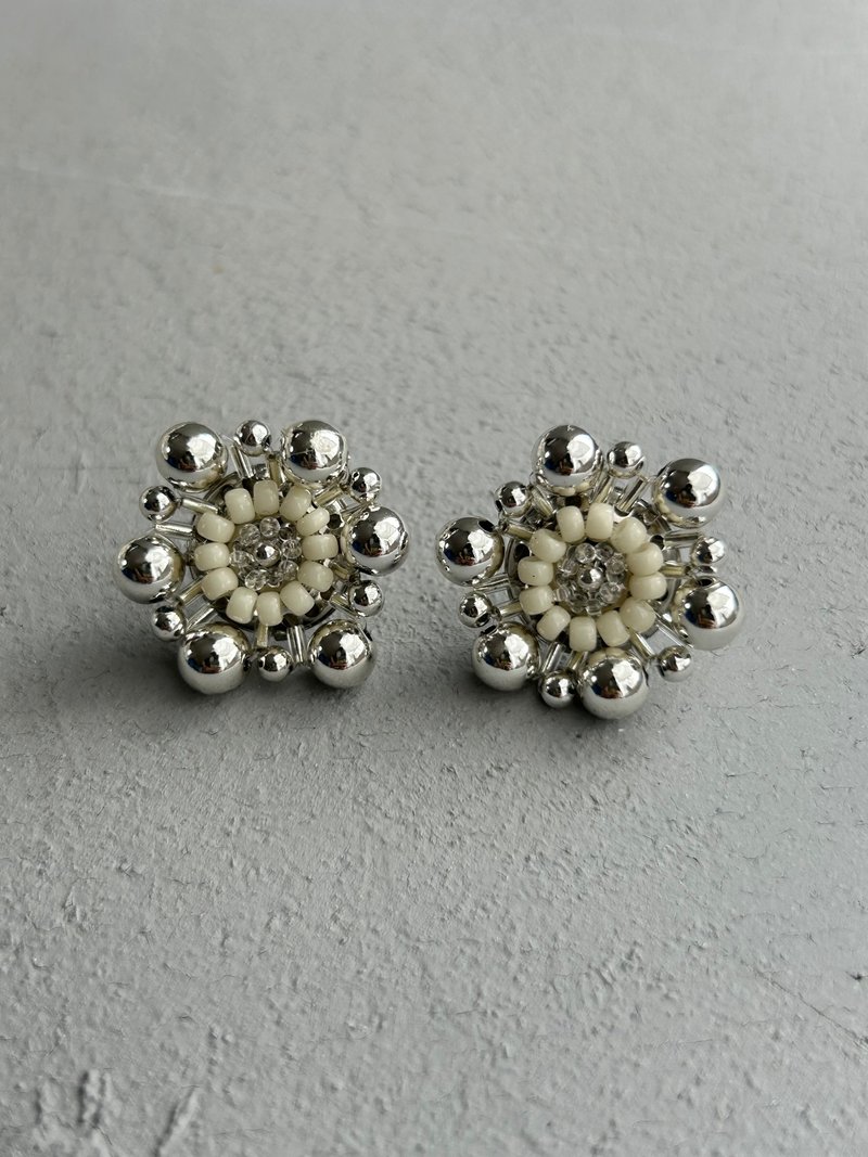 銀色與白色珠飾花朵耳環 - 項鍊 - 其他材質 銀色