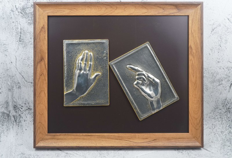 Tin carved sign language modeling magnet-come NONO - Posters - Other Materials 