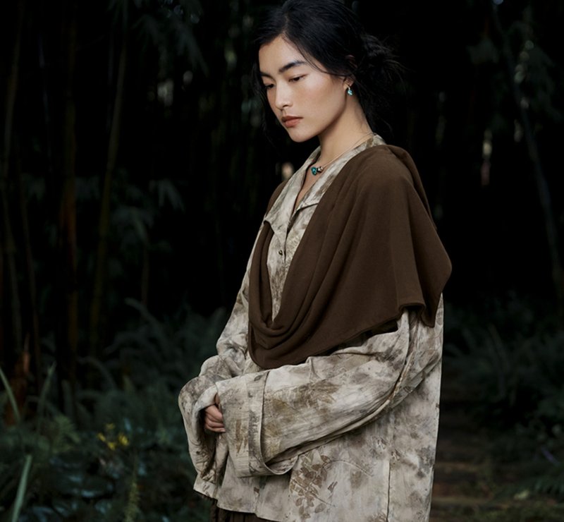 【煙雨植物染】新中式復古藏風 解構造型襯衣 - 女襯衫 - 其他材質 灰色