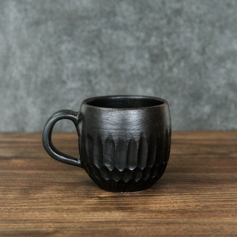 Pottery hand made black carved coffee mug mug - แก้วมัค/แก้วกาแฟ - ดินเผา สีดำ