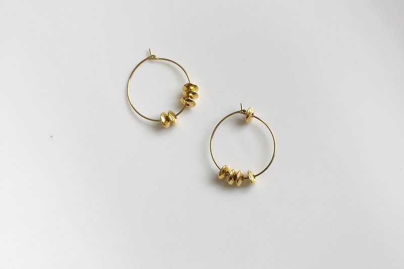 Broken mirror brass ring shape earrings - ต่างหู - โลหะ สีทอง