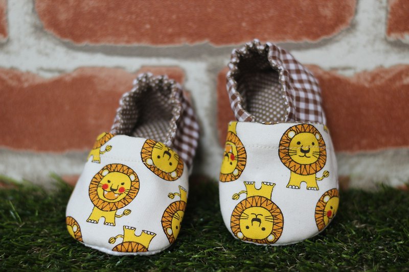 Cute little lion toddler <handmade shoes> - รองเท้าเด็ก - ผ้าฝ้าย/ผ้าลินิน สีเหลือง