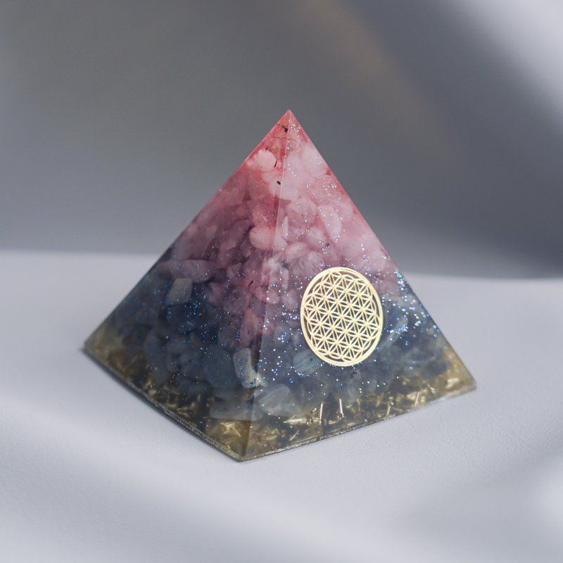 【粉晶、拉長石】奧根水晶能量金字塔Orgonite 6x6 cm - 擺飾/家飾品 - 水晶 多色