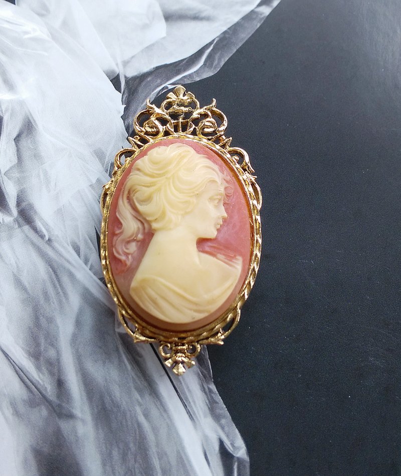 【西洋古董飾品 】ART  CAMEO  典雅 仕女浮雕  別針 胸針 - Brooches - Other Materials White