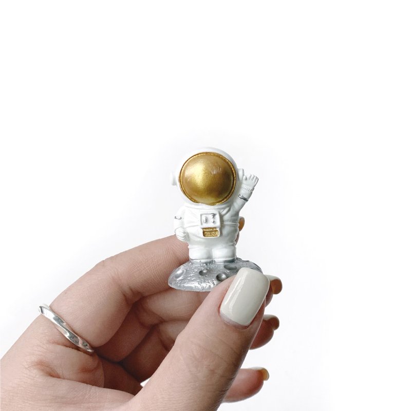 (In stock) Potted Plant Decoration Astronaut Series-Golden Astronaut Standing on Meteorite Says Hey Micro Landscape Decoration - Items for Display - Resin White