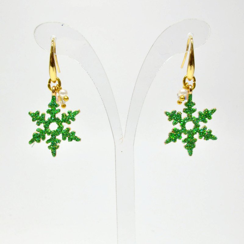 Emerald glitter small snowflake earrings - ต่างหู - วัสดุอื่นๆ สีเขียว