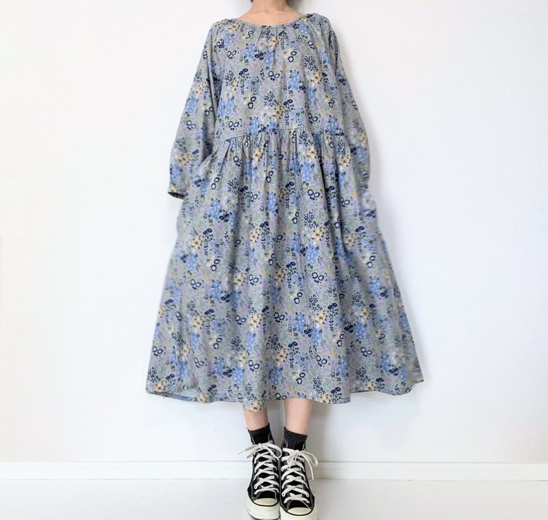 wildflower pattern　long sleeve dress 　Floral　Cotton 　with pocket　gray - ชุดเดรส - ผ้าฝ้าย/ผ้าลินิน สีเทา