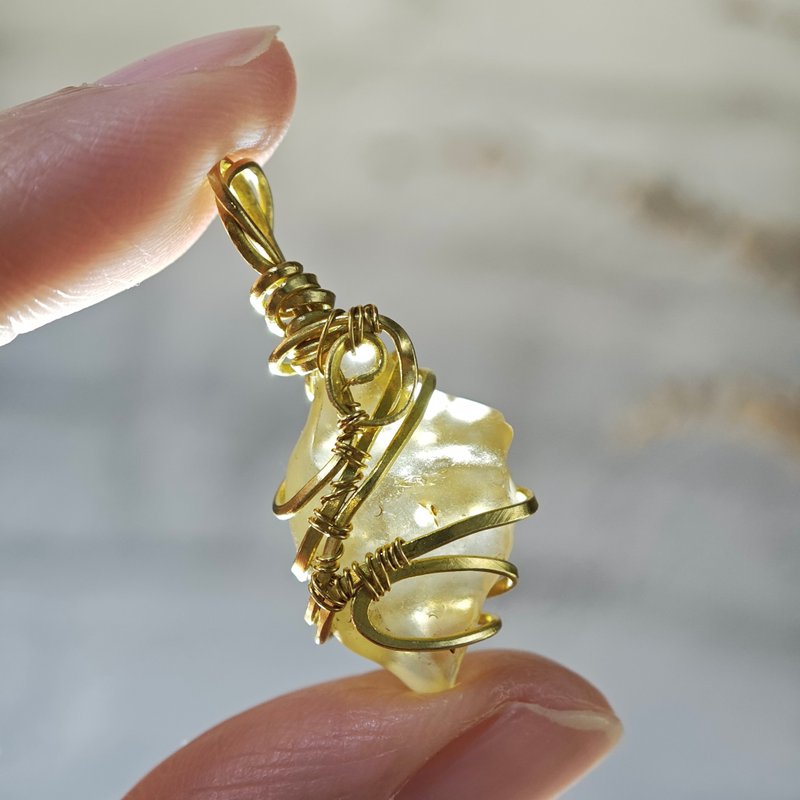 リビアングラスと真鍮のネックレスペンダント - ネックレス - 銅・真鍮 ゴールド