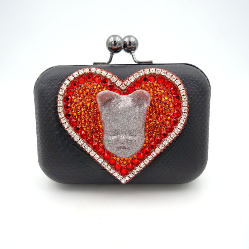 [Cupid Series] Black clutch bag with red heart-shaped crystal decoration and gray doll head, completely handmade - กระเป๋าถือ - หนังเทียม สีดำ