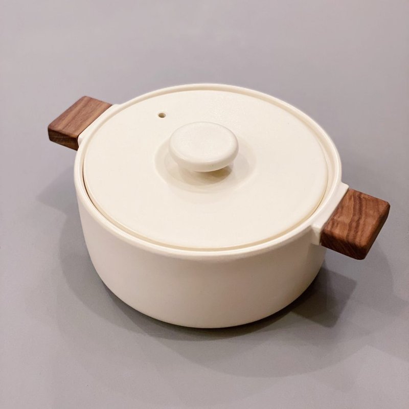 4TH MARKET Made in Japan Wooden Handle Clay Pot-White (1600ML) - เครื่องครัว - ดินเผา ขาว