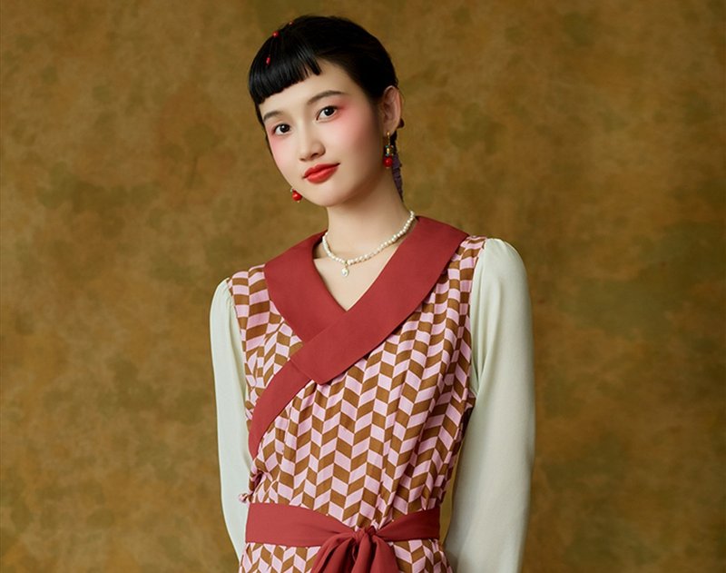 Fanghua New Chinese Retro Tibetan Style Waisted Plaid Dress - ชุดเดรส - ผ้าไหม สีแดง