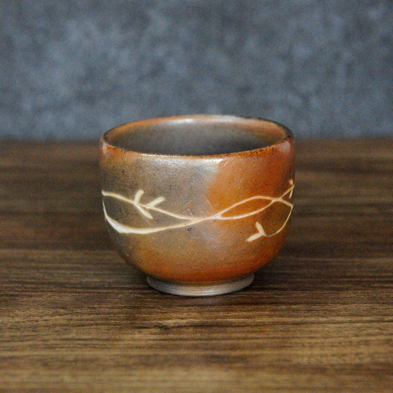 薪焼き陶器。茶碗を描いたゆったりとした小さな葉 - 急須・ティーカップ - 陶器 ブラウン