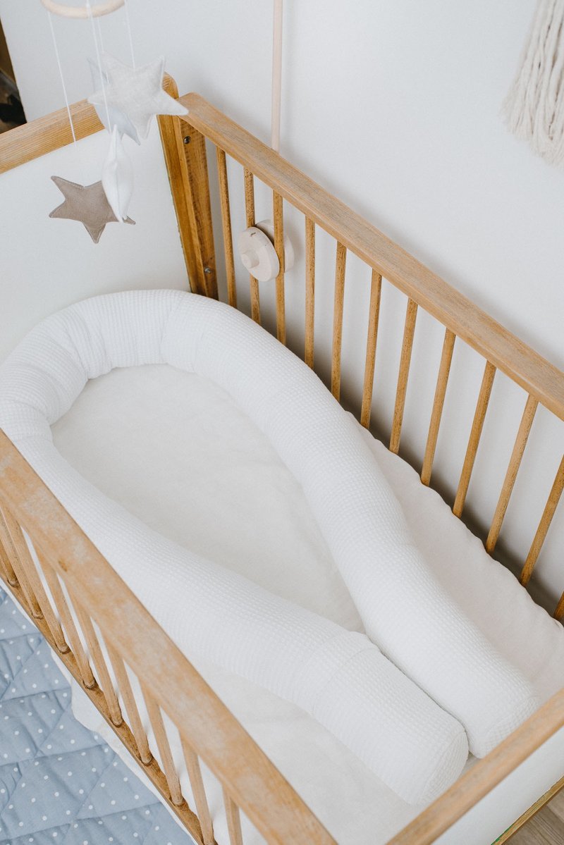 White neutral baby crib snake bumper pillow - bumper pad for newborn bed - 嬰兒床/床圍/寢具 - 棉．麻 白色