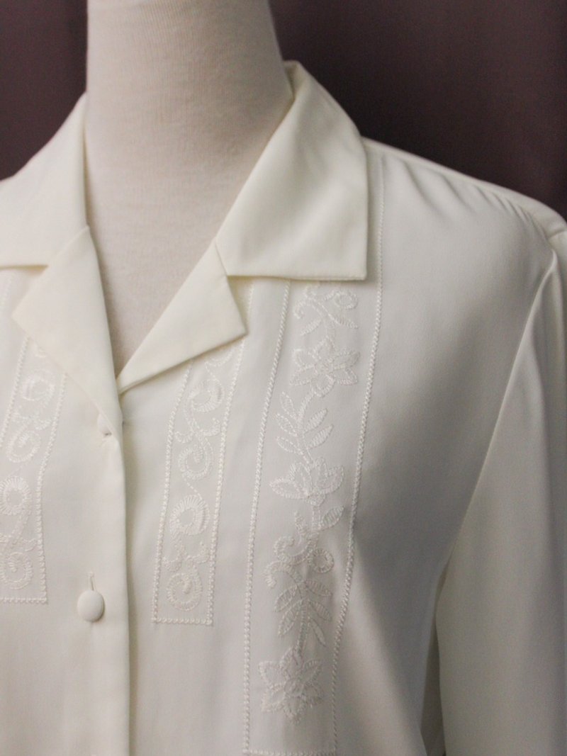 復古日本製典雅花朵胸口刺繡V領白色長袖古著襯衫 Vintage Blouse - 女襯衫 - 聚酯纖維 白色
