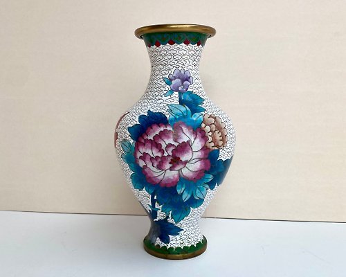 HappyDuckVintage 來自中國的復古景泰藍花瓶 1970 年代 |帶有花卉圖案的白色花瓶