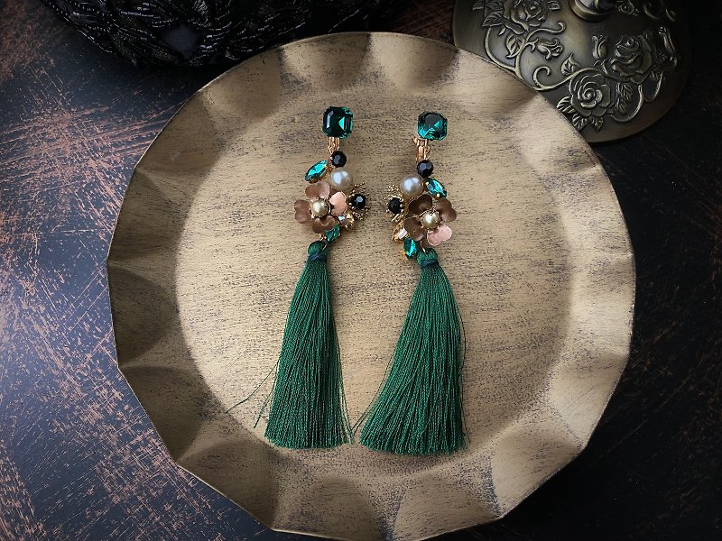 Milan Runway Emerald Crystal Gemstone Tassel Earrings - ต่างหู - โลหะ สีเขียว
