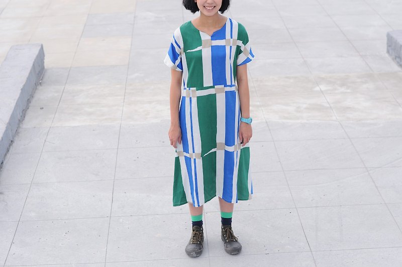 綠藍幾何 日本薄棉料 弧形裙襬 連袖洋裝 - 洋裝/連身裙 - 紙 藍色