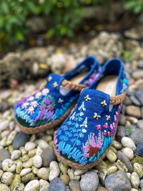 embroideringpreeyada Hand-embroidered shoes with flowers in blue and purple tones.