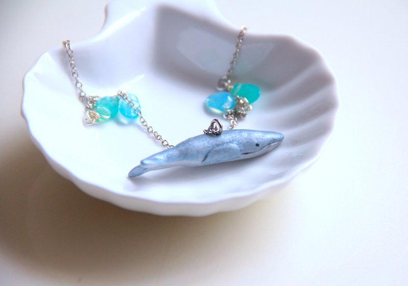 Small blue whale drop glass bead necklace three-dimensional clay necklace - สร้อยคอ - ดินเหนียว สีน้ำเงิน