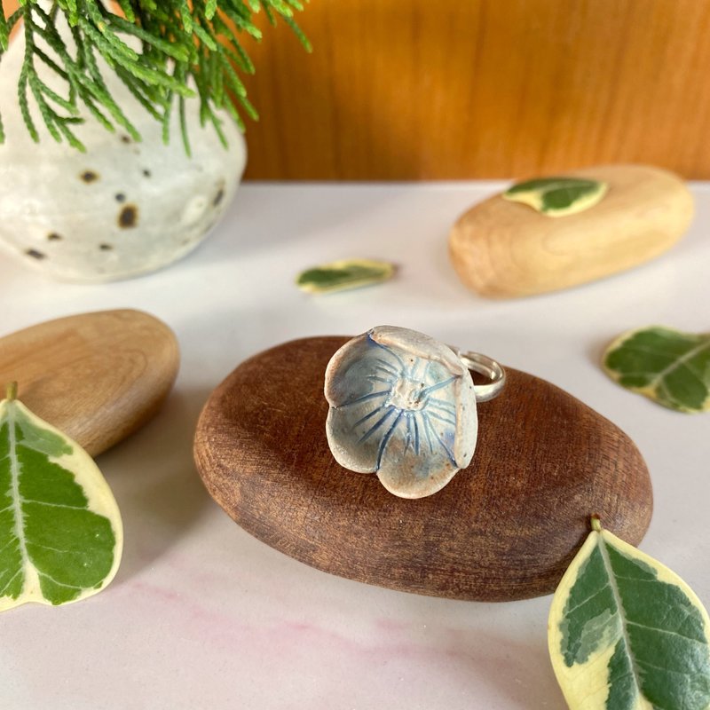 Flower Ring/ Ceramic / jewelry - 戒指 - 陶 白色
