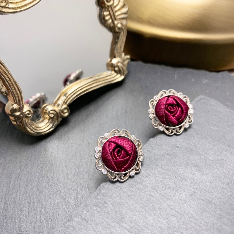 【Re-Re】 Silk Flora - Versailles Lace Roses Earrings - ต่างหู - ผ้าไหม สีแดง