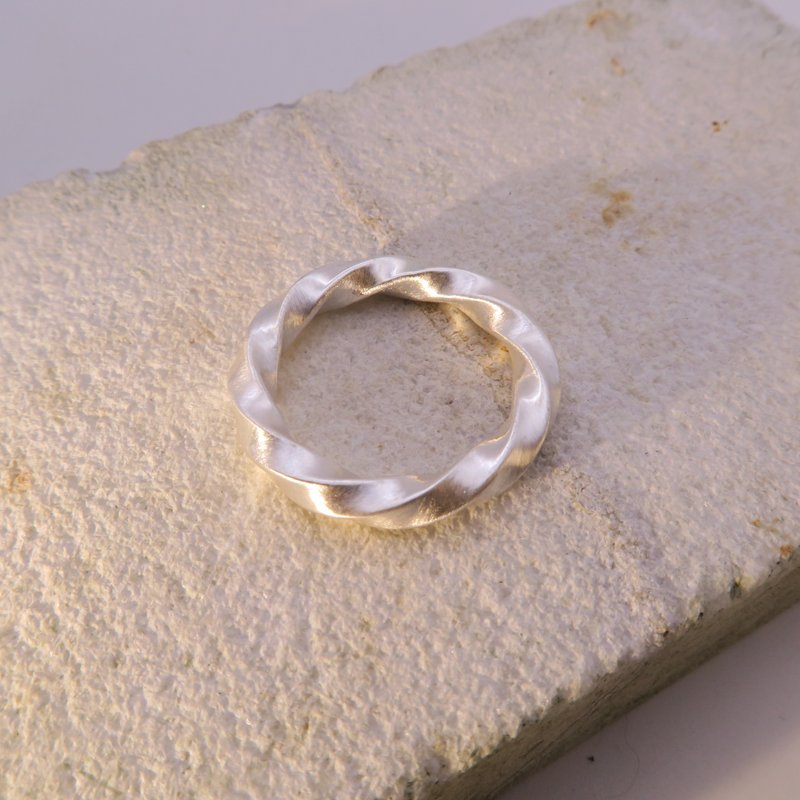 Twisted Sterling Silver Ring – Generous Version - แหวนทั่วไป - เงินแท้ สีเงิน