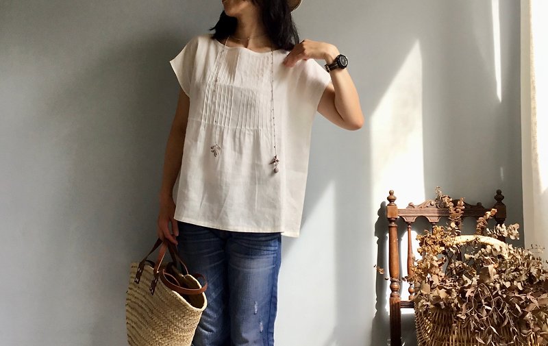 Love letter of time/off-white linen classical accordion round neck French sleeves/short-sleeved top 100% washed linen - Women's Tops - Cotton & Hemp White