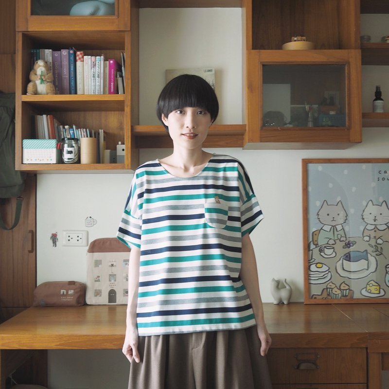 jumping cat striped t-shirt : green - เสื้อยืดผู้หญิง - เส้นใยสังเคราะห์ สีเขียว