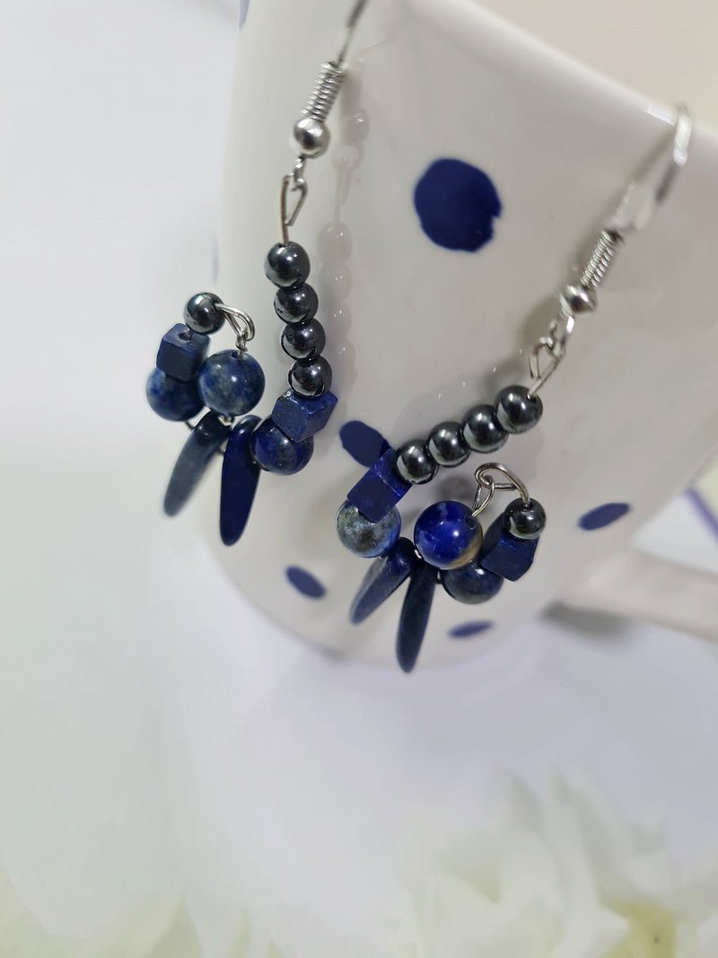 ต่างหูหินลาพิซลาชูลี Lapis Lazuli Lucky Stone Hook Earrings. - ต่างหู - หิน สีน้ำเงิน