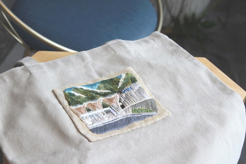 Embroidered A4 canvas tote bag-Hualien Station - กระเป๋าถือ - ผ้าฝ้าย/ผ้าลินิน สีเงิน