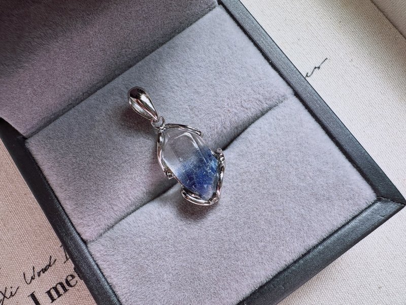 隨形藍線石水晶吊墜-自由流動的藍色星痕 - 項鍊 - 水晶 